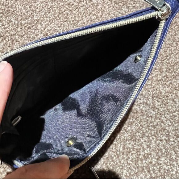 😊3/$30 Liz Claiborne Navy wristlet with phone charger attachment - Picture 4 of 8